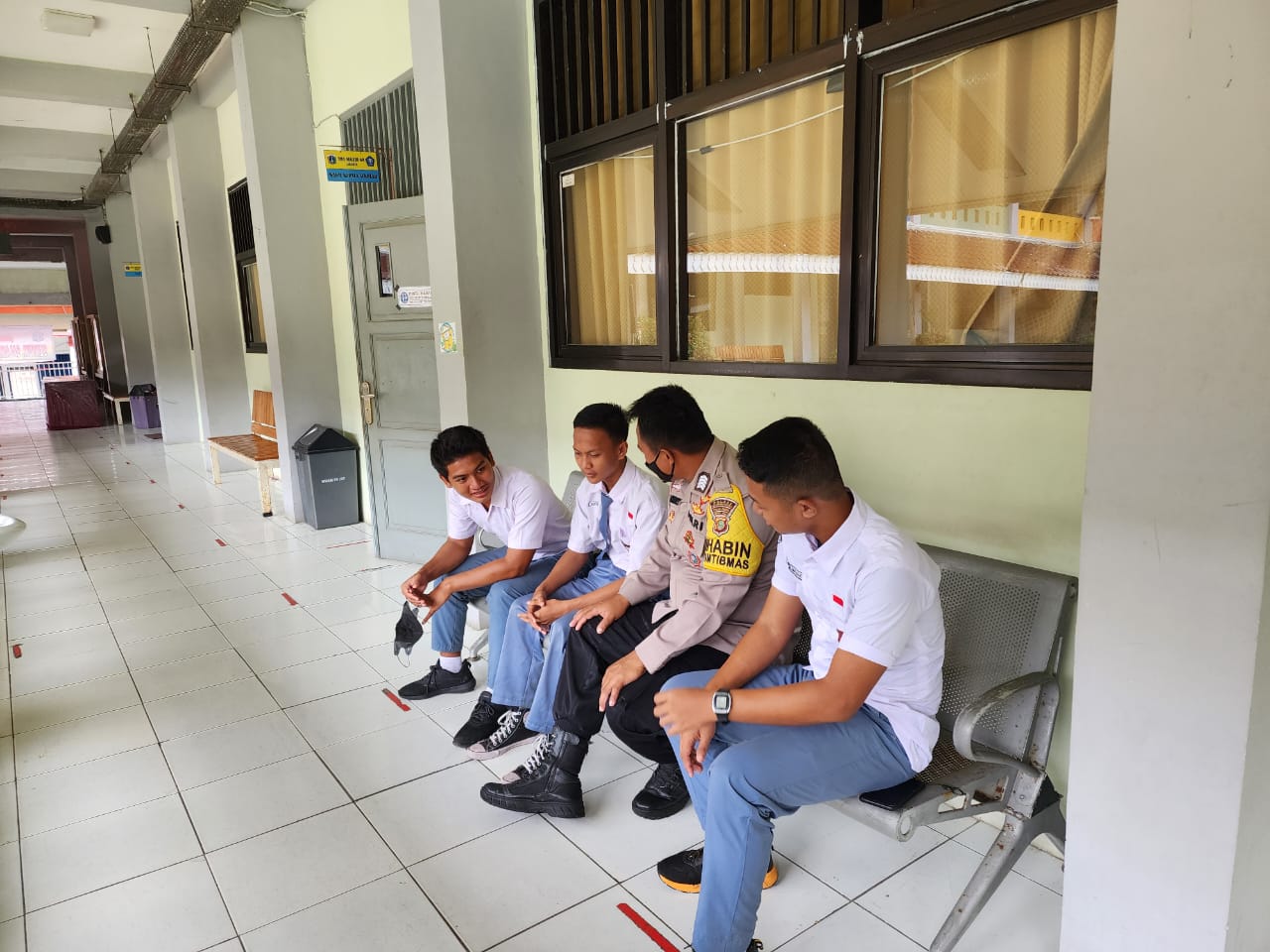 SMAN 69 Pulau Pramuka Kedatangan Pak Bhabin Pulau Pramuka dalam kegiatan Police Goes to School