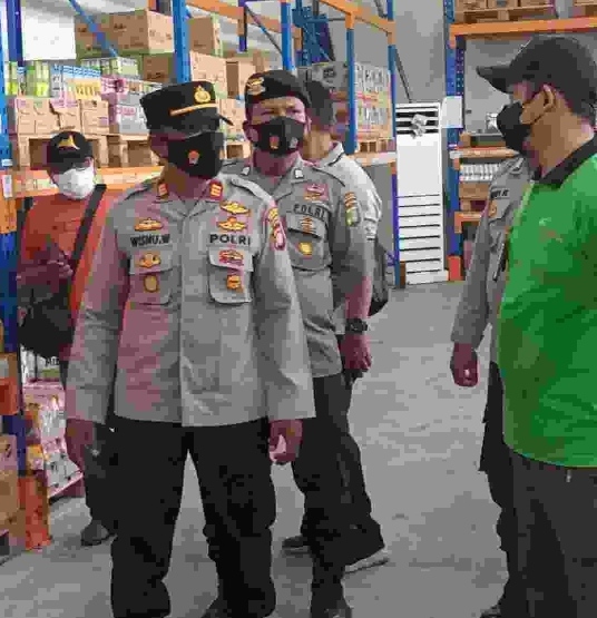 Pastikan Minyak Goreng Aman Jelang Puasa, Kapolsek Kep Seribu Selatan Tinjau Langsung Lapangan