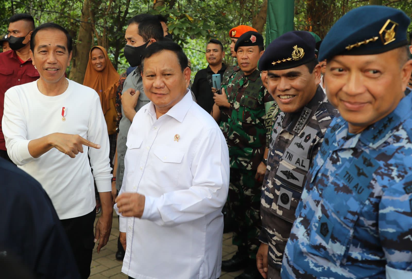 Jokowi dan Prabowo Tanam Mangrove Serentak, Disambut Antusias Warga