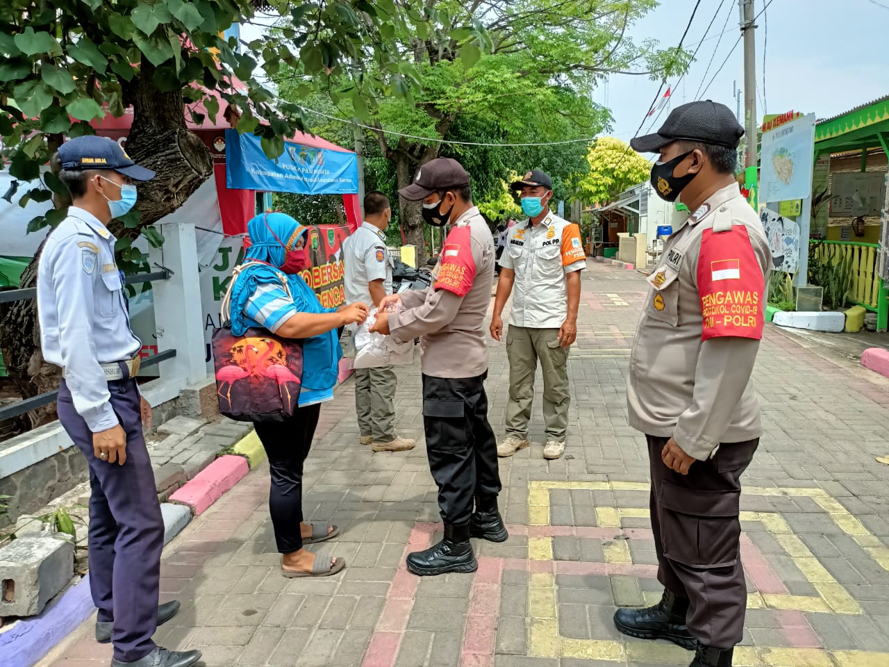 Warga Pulau Seribu Hari ini dibagikan 1.400 Masker oleh Polres Kep Seribu Sebagai Upaya Cegah Sebaran Covid-19