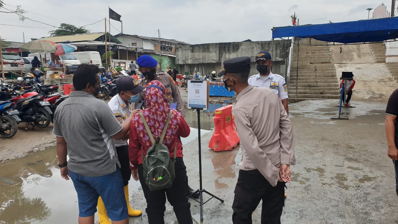 Polres Kep Seribu Giatkan Pengawasan ProKes dan Pantau Scan Barcode Peduli Lindungi 141 Penumpang Kapal Ke Pulau di Pelabuhan Kaliadem Muara Angke