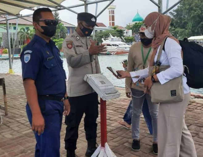 158 Penumpang Kapal Tiba di Pulau Pramuka Wajib Taat ProKes dan Jalani Scan PeduliLindungi