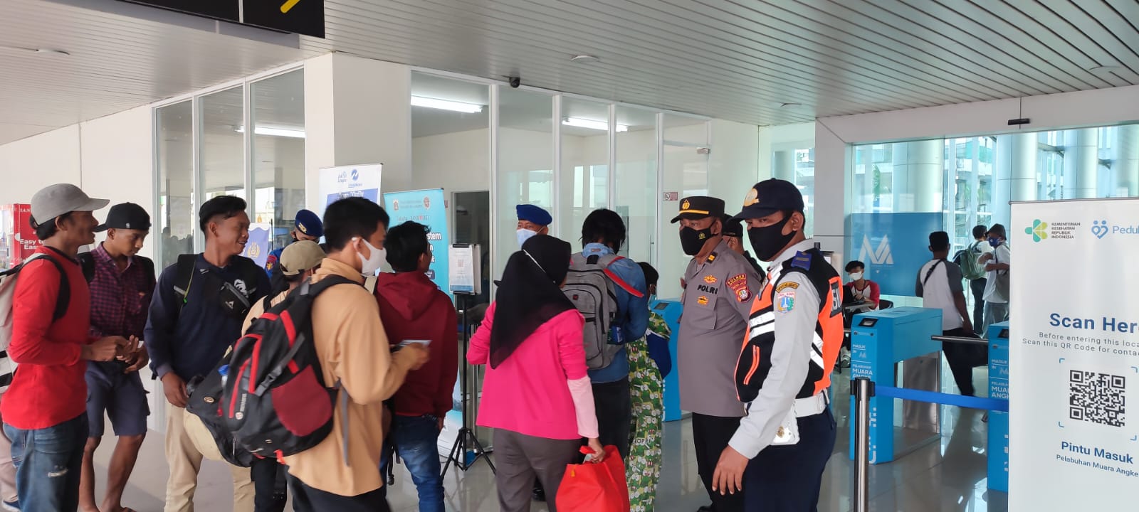 272 Penumpang Scan PeduliLindungi, Polres Kep. Seribu Gelar Pengawasan Prokes Ketat di Dermaga Kali Adem