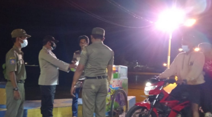 Sisir Ruang Publik, Personel Polsek Kep Seribu Utara Gelar Patroli Pengawasan ProKes Malam Hari