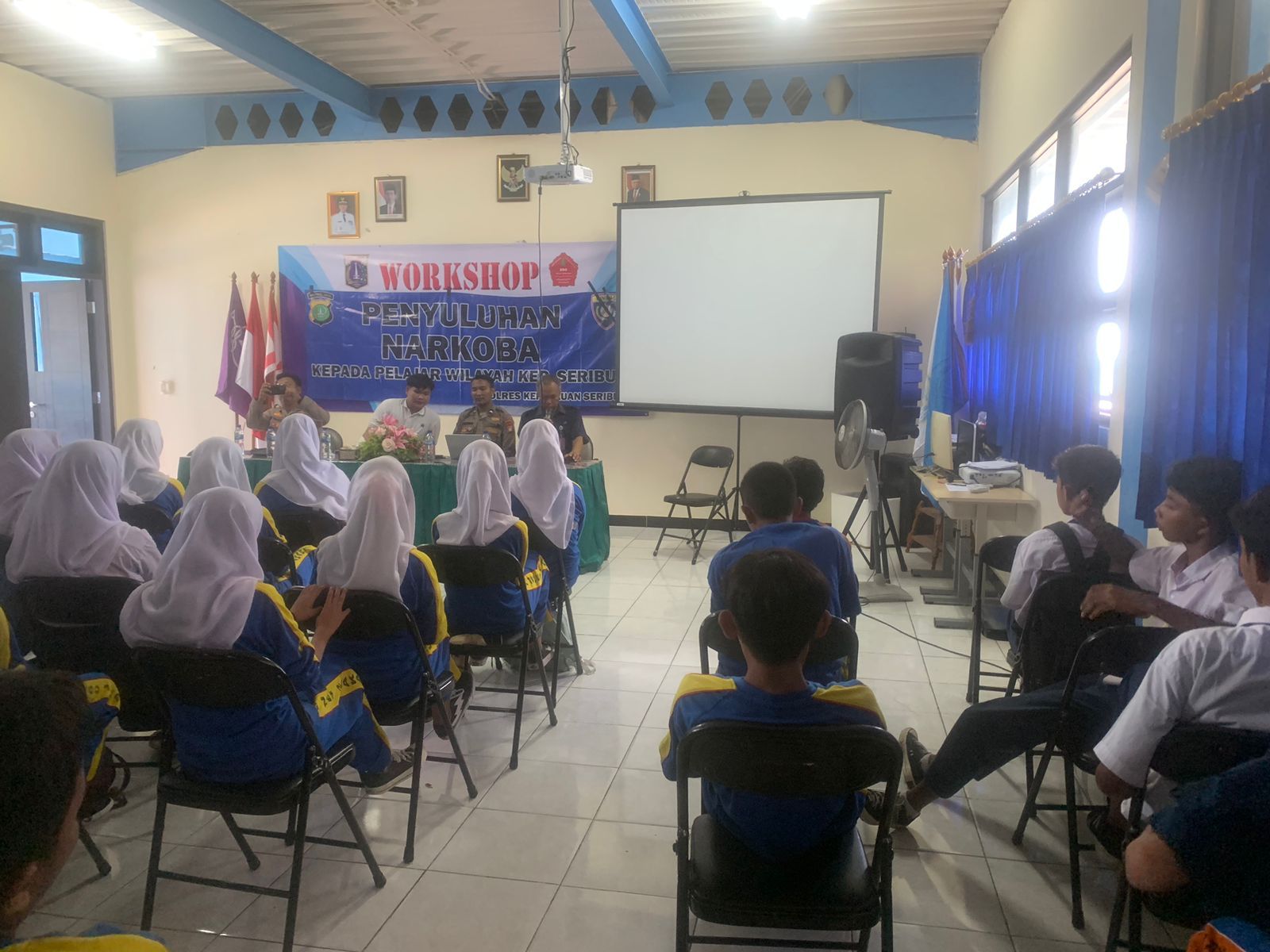 Kasat Binmas Polres Kepulauan Seribu Gelar Penyuluhan Anti-HOAX untuk Siswa SMPN 260 dan SMAN 260 Pulau Harapan