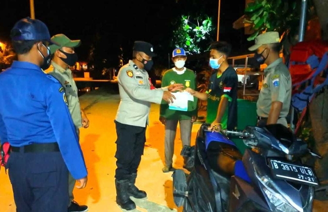 Polsek Kep Seribu Selatan Terus Edukasi Warga Taat ProKes dengan Himbauan dan Bagikan Masker di Malam Hari