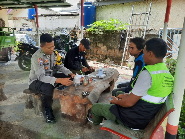 Bhabinkamtibmas Pulau Lancang Ajak Warga Sukseskan Pemilu 2024 dalam Suasana Damai dan Aman