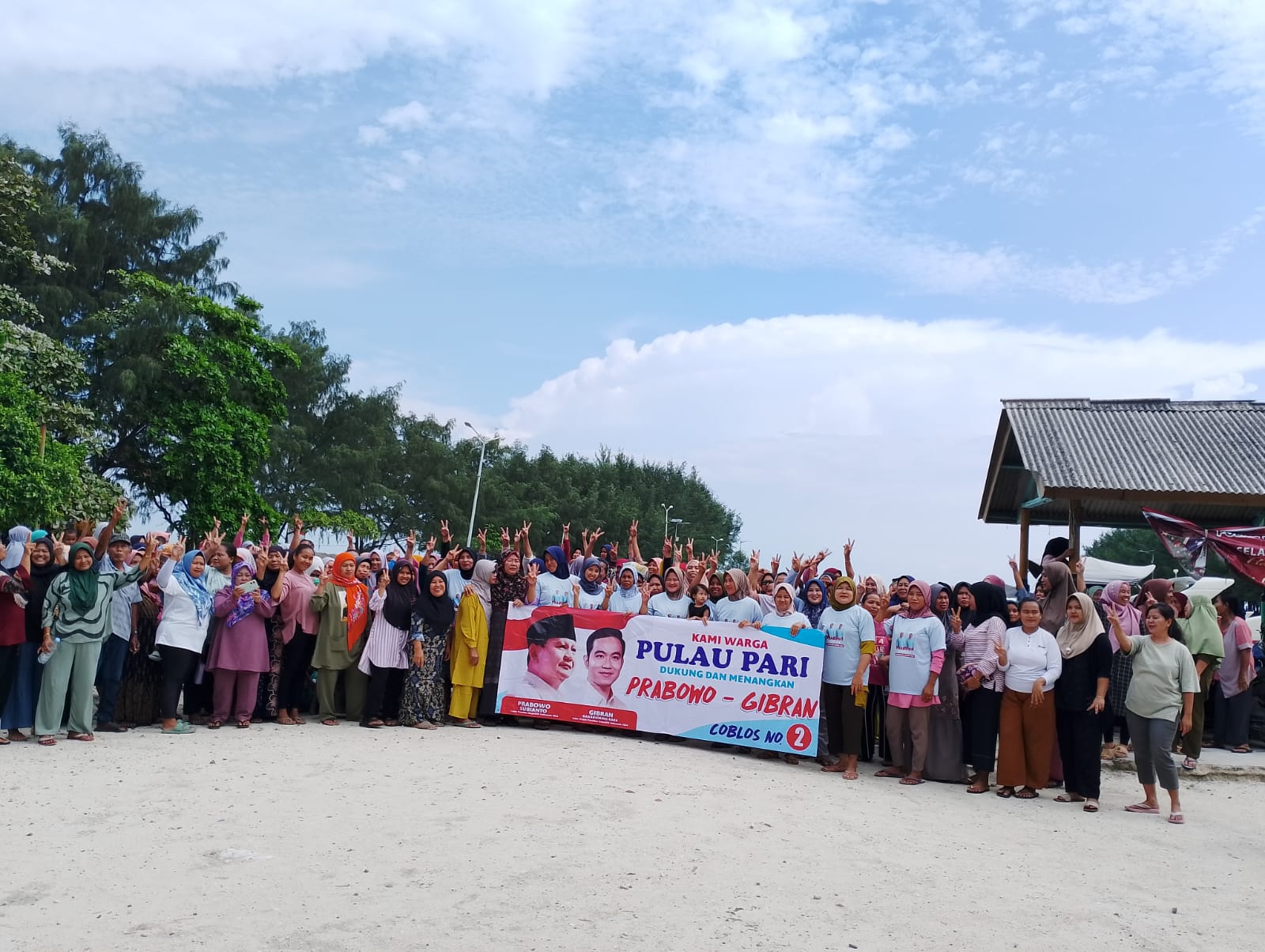 Gelaran Dekalarasi dan Bazar Sembako Murah di Kep Seribu Dipenuhi Emak - emak Pendukung Prabowo - Gibran