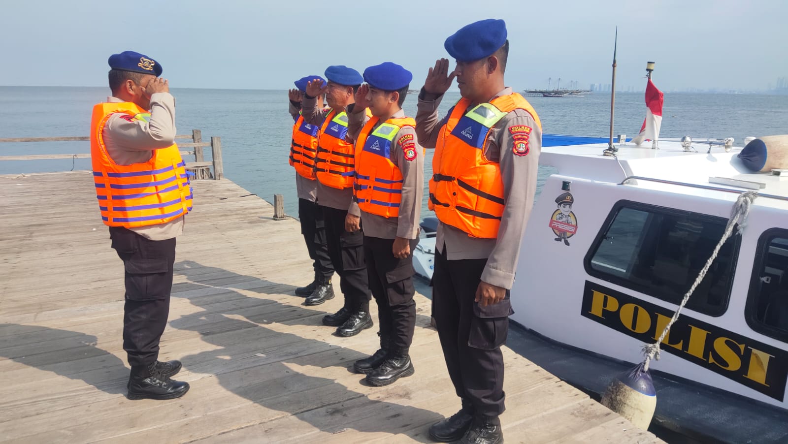 Team Patroli Satpolair Polres Kepulauan Seribu Lakukan Giat Patroli Laut Dialogis di Perairan Pulau Untung Jawa untuk Sukseskan Pemilu 2024