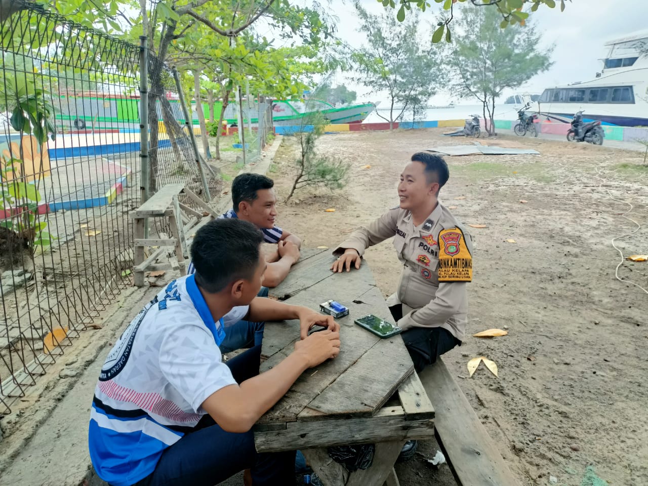 Bhabinkamtibmas Pulau Kelapa Himbau Warga Menjelang Pemilu 2024 Gunakan Media Sosial dengan Bijak