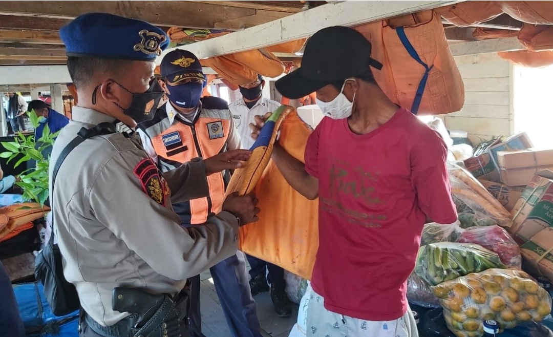 Satpolair Polres Kep Seribu Himbau ProKes dan Ajak Gunakan Life Jacket ke Penumpang Kapal