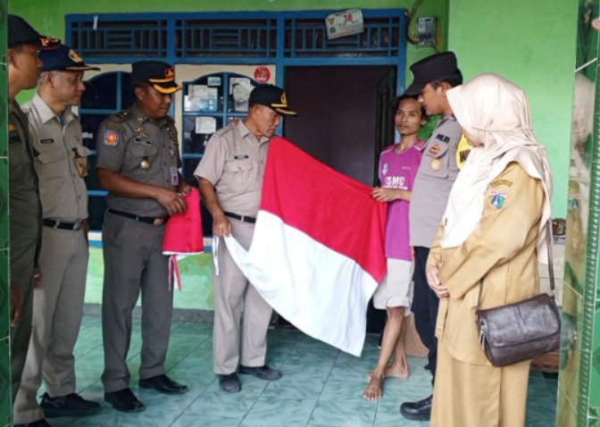 Bhabinkamtibmas Pulau Tidung Bersama Satpol PP Himbau Warga Pasang Umbul-Umbul dan Bendera Merah Putih Sambut HUT RI ke-79