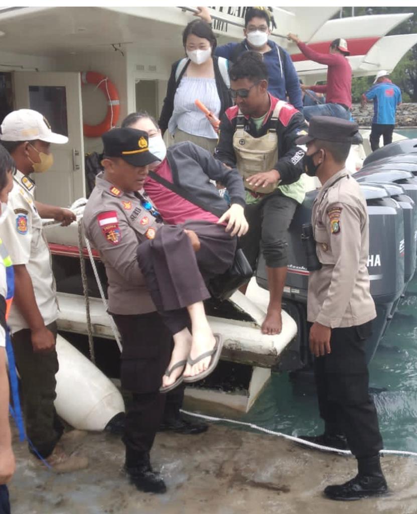 Kapolsek Kepulauan Seribu Selatan Aktif Bantu Wisatawan di Dermaga Kedatangan Pulau Tidung