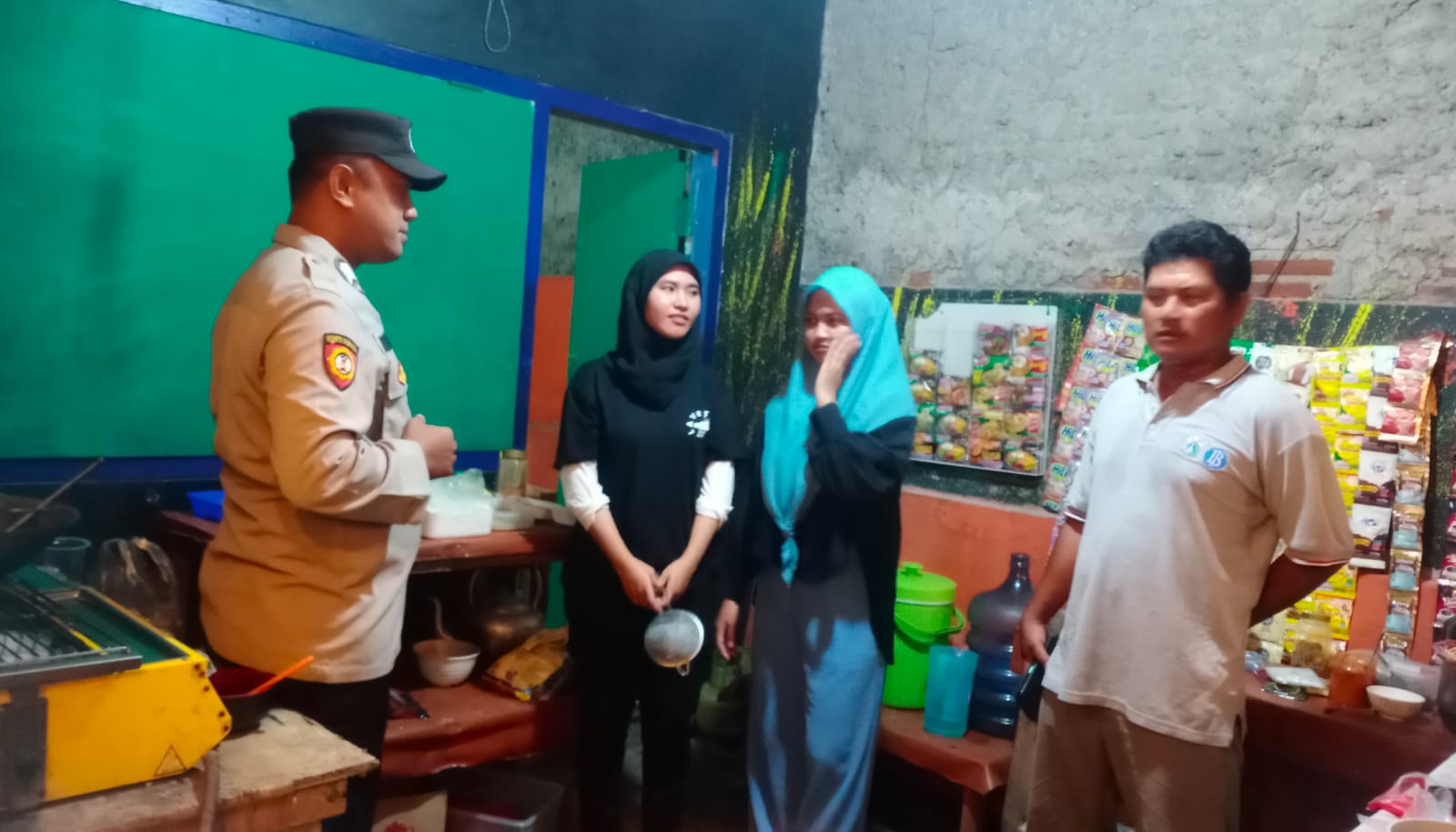 Patroli Malam Pulau Tidung Berikan Himbauan Kamtibmas Ke Warga
